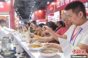 何为六爻“嗦粉”经济火热 中国多地“食力”出圈
