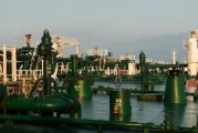 何为六爻国际油价周二收高 地缘政治担忧与美元走弱双重支撑