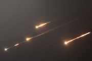 何为六爻伊朗以导弹齐射回应以色列的大规模袭击
