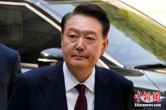 当地时间2025年(🚧)5月(🎛)12日，韩国首尔，因被控策划叛乱而受到(👇)审判的前总统尹锡悦抵达首尔中央地方法院。图/视觉中国